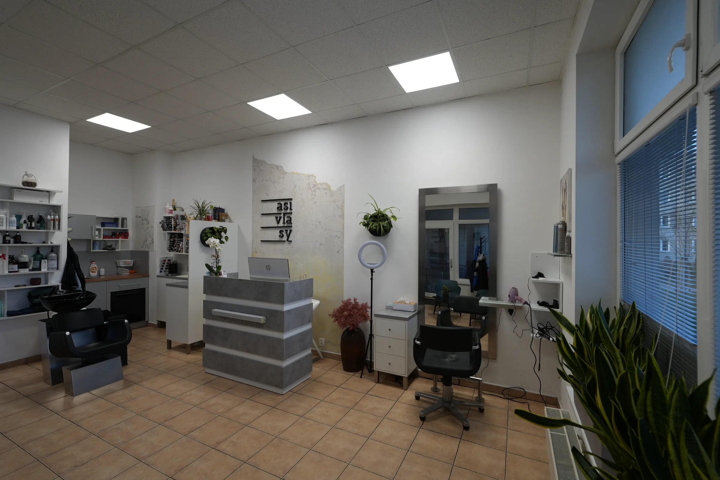 Pracovní místo kadeřníka – stříhání a styling