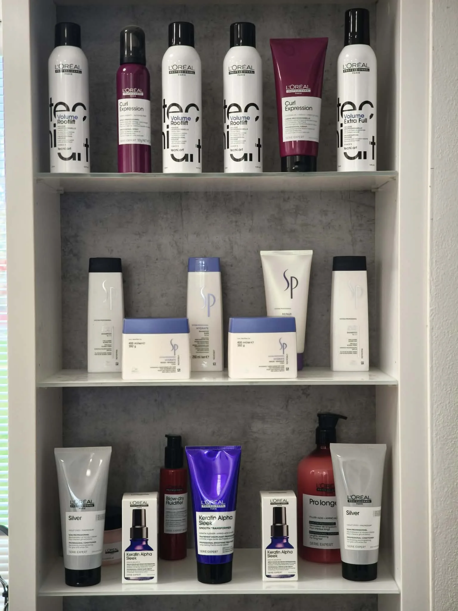 Profesionální produkty Wella a L'Oréal pro péči a regeneraci vlasů